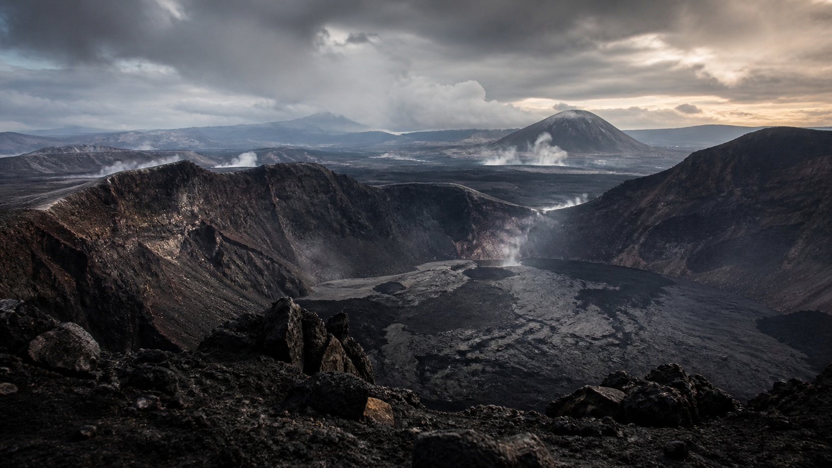 火山・地表・雲の背景素材